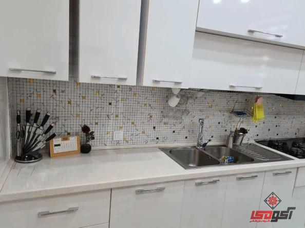 کاشی بین کابینتی شیشه ای