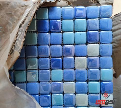 کاشی شیشه ای استخری لاکچری و بررسی مزایا معایب آن
